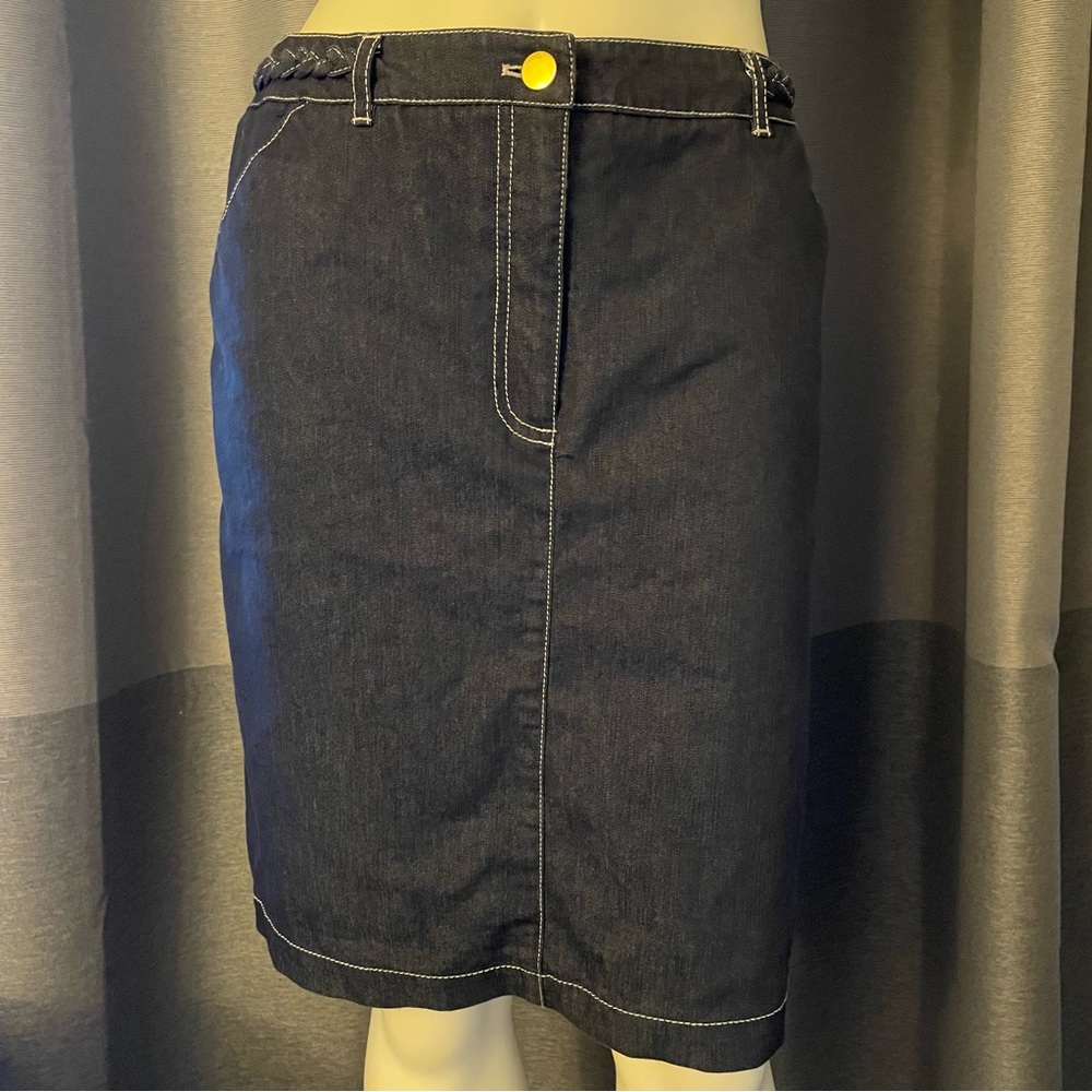 New York Clothing Co. cute denim skirt in EUC. Size 8